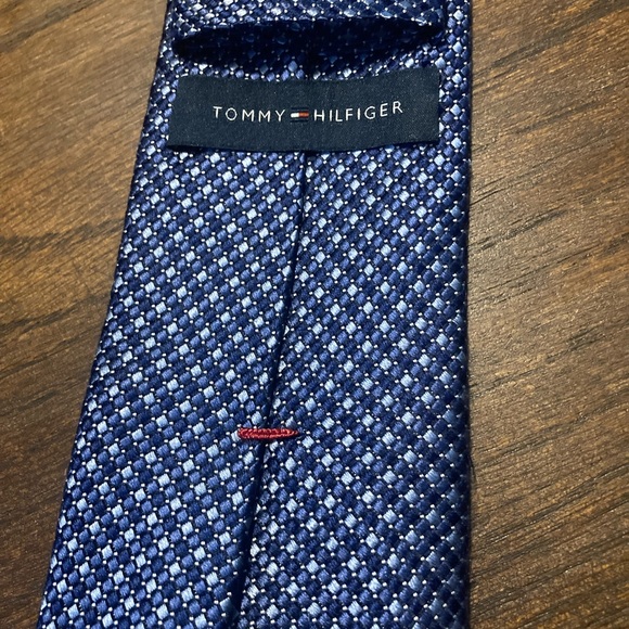Tommy Hilfiger tie. 100% silk. Navy and light blue. - Picture 3 of 4